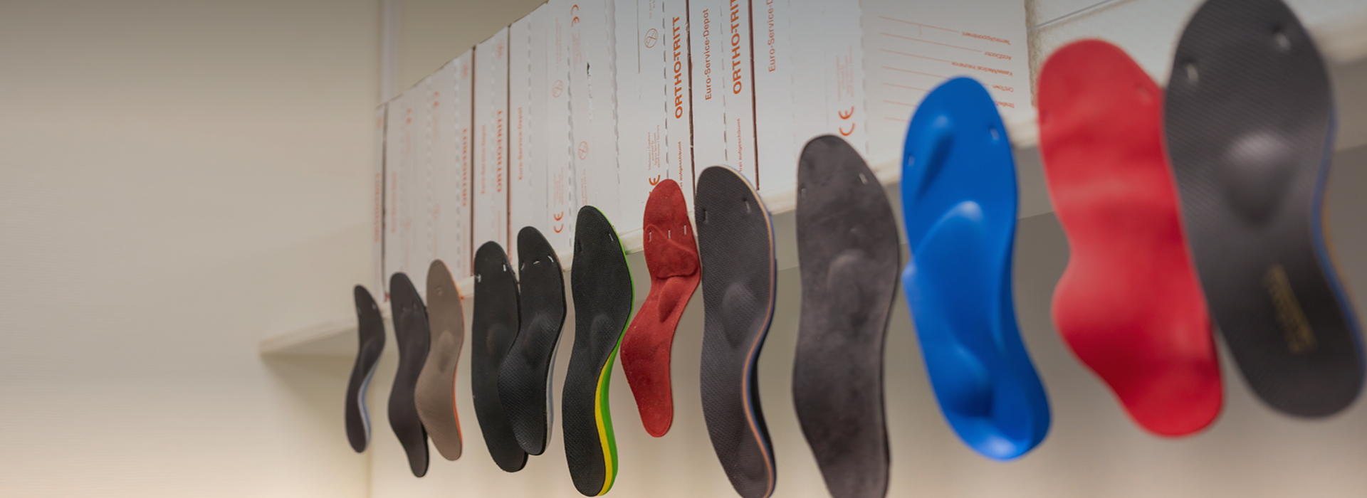 Orthopädische Schuheinlagen in verschiedenen Ausführungen in einer Fachwerkstatt für Orthopädieschuhtechnik